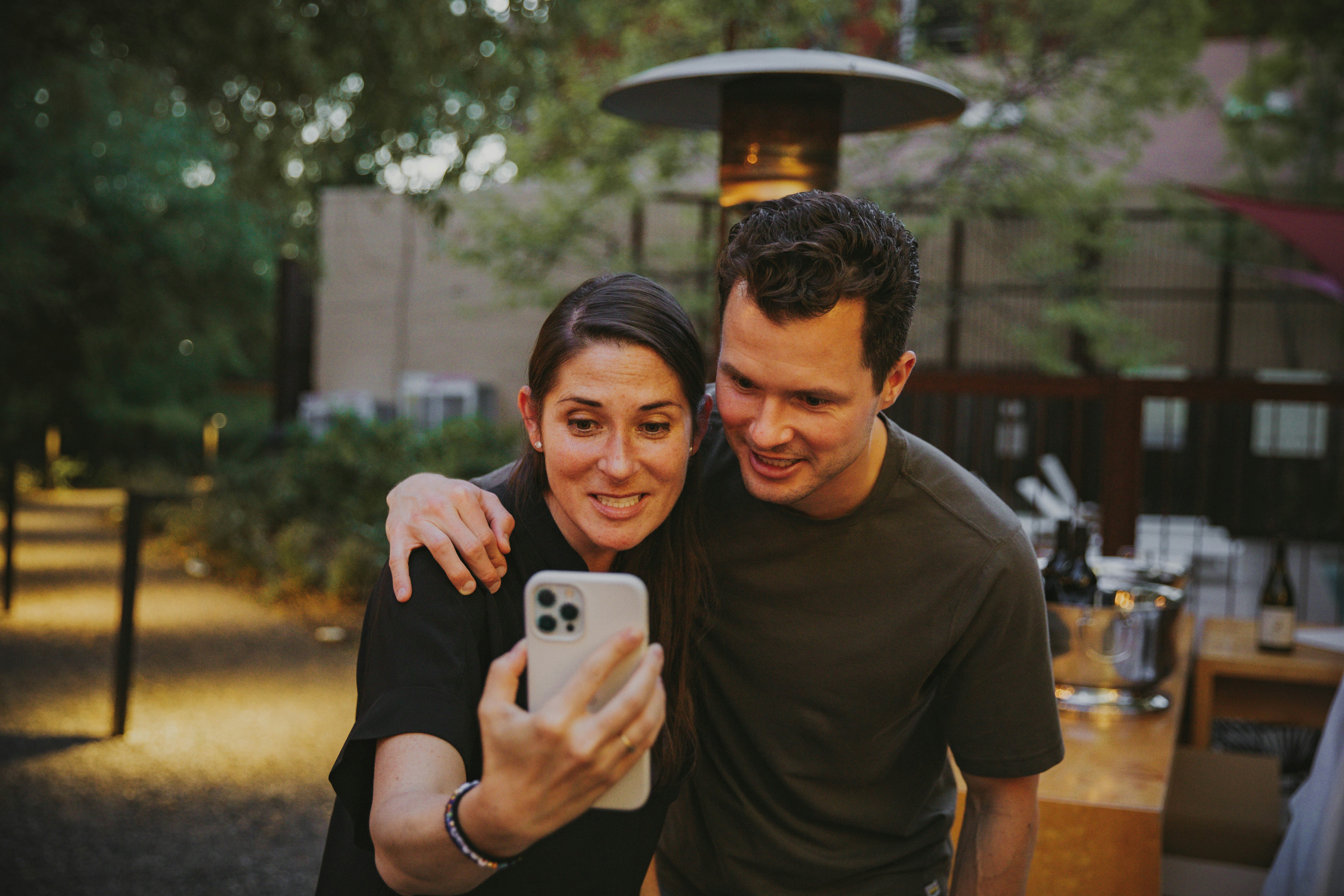 Happy couple with iPhone - Refurbished iPhones for lasting moments